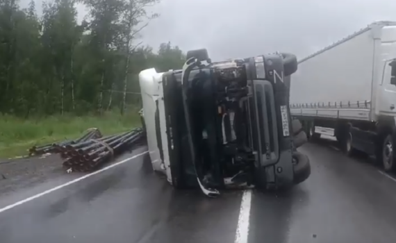 На Южном Урале произошла авария с переворотом грузовика