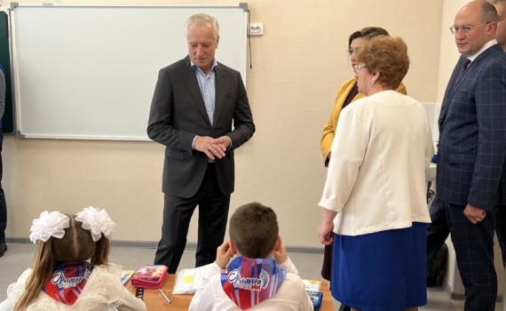 Губернатор Мазур открыл Калтайскую школу после ремонта по нацпроекту «Молодежь и дети»